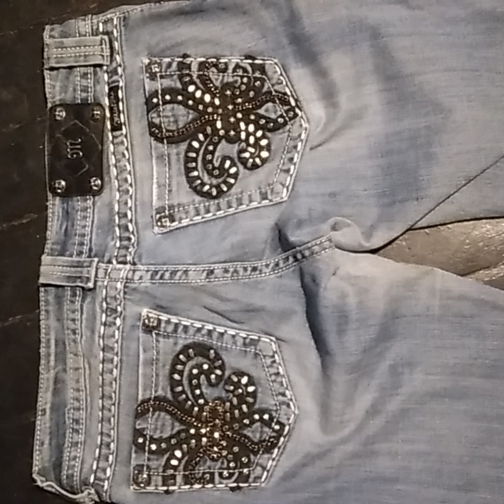 Miss me jeans 28/33 there's a hole in the front of these jeans there's pictures